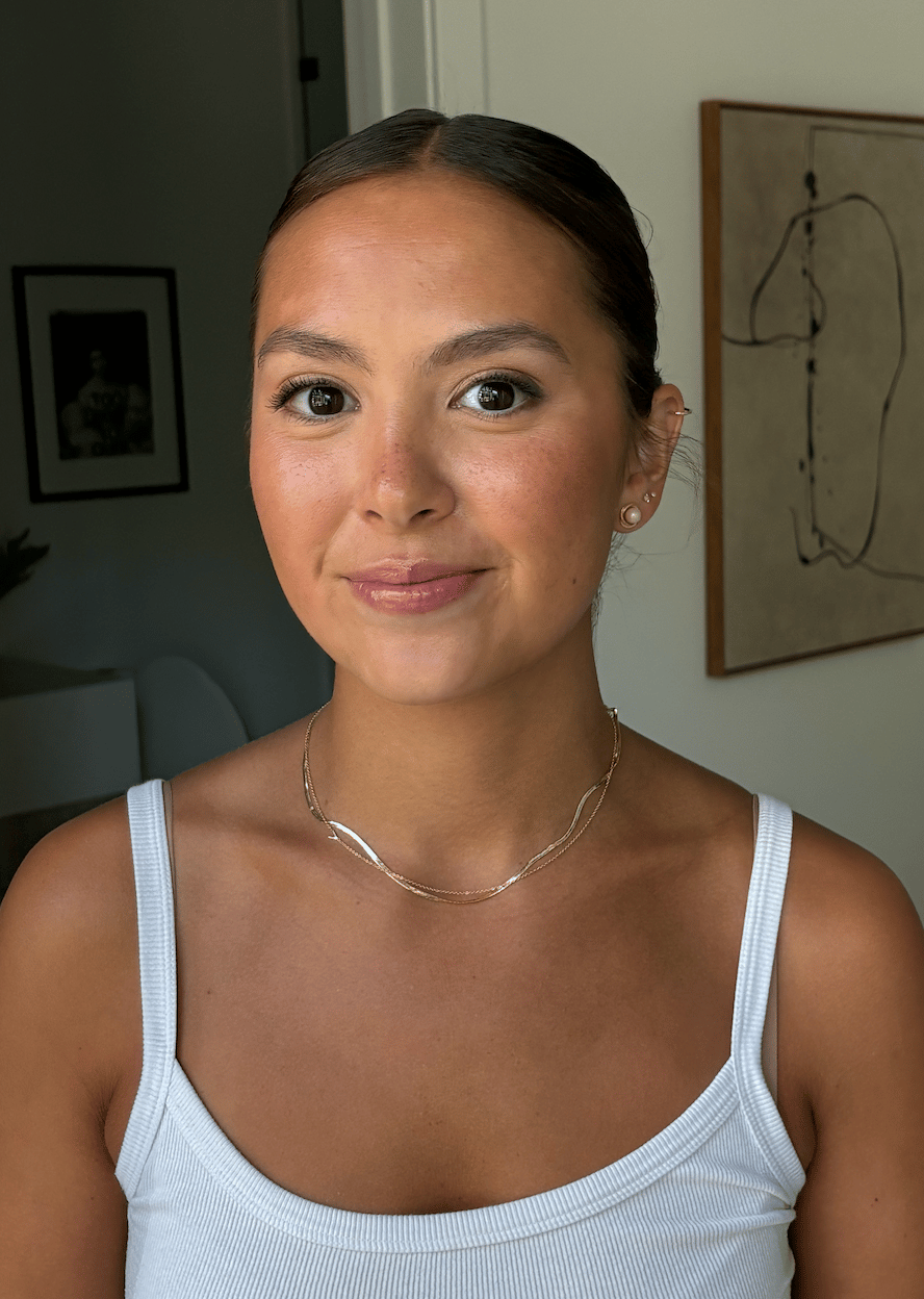 The airbrush makeup I use is silicone-based formula. It's oil-free, paraben-free, non-comedogenic, and hypoallergenic.