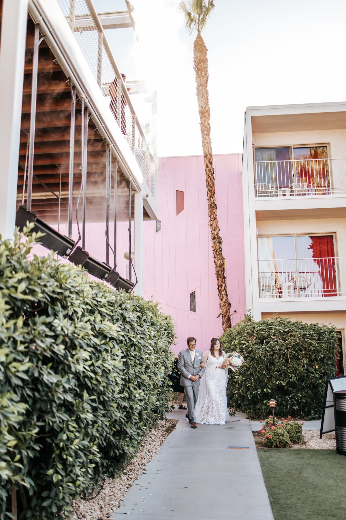 bride walks down the isle at the saguaro hotel