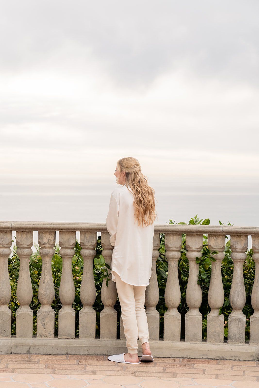 bride gets ready for her classic and chic wedding at bel air bay club in malibu