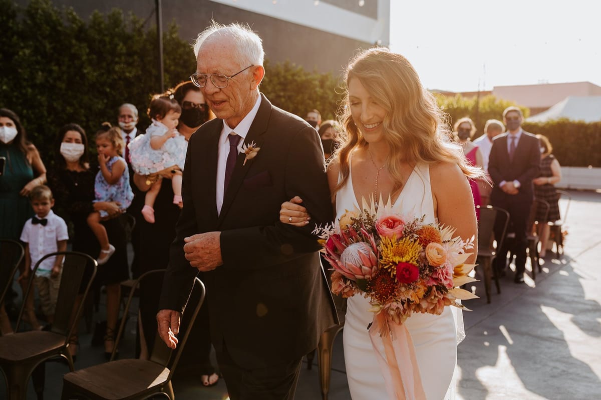 father walks daughter down the isle