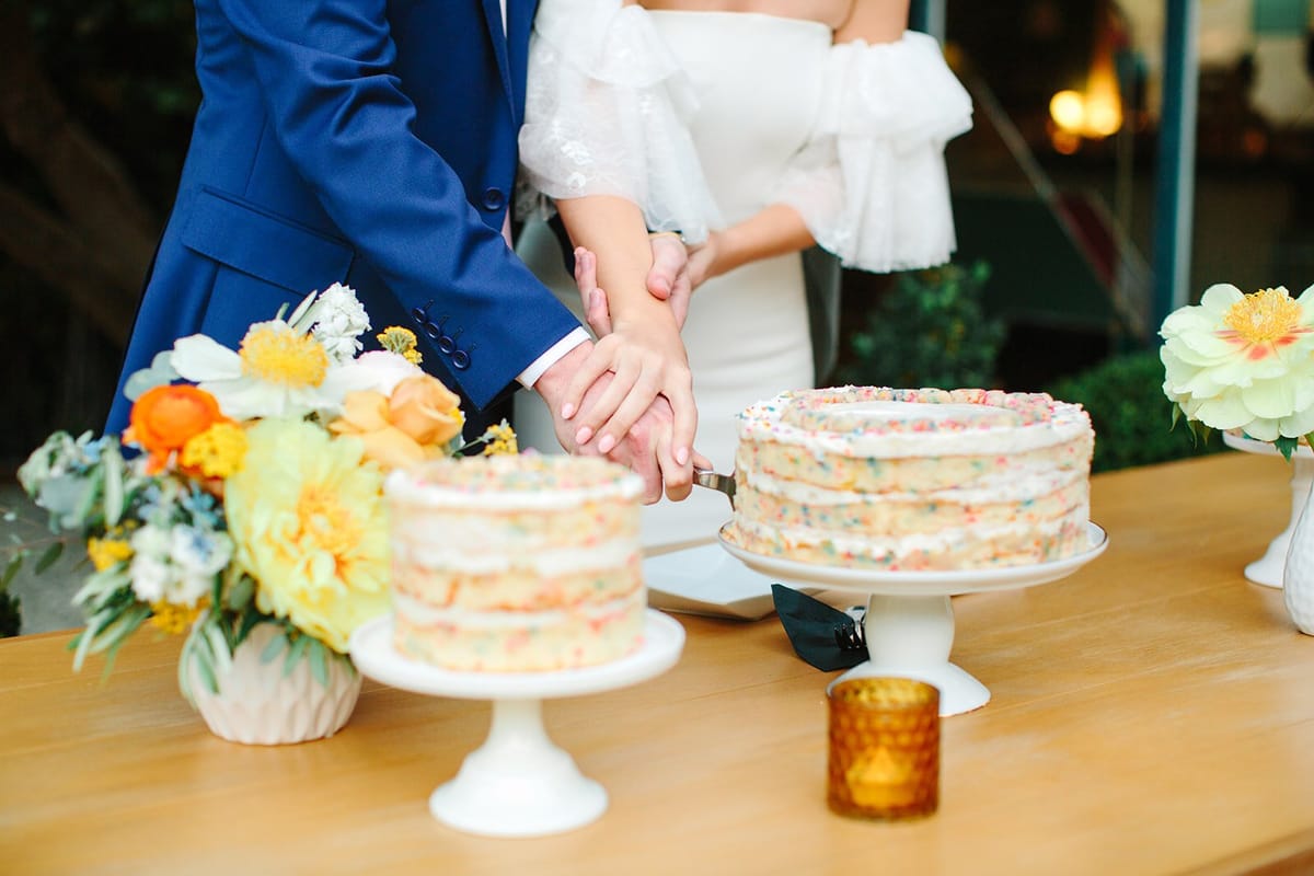 couple cuts the cake