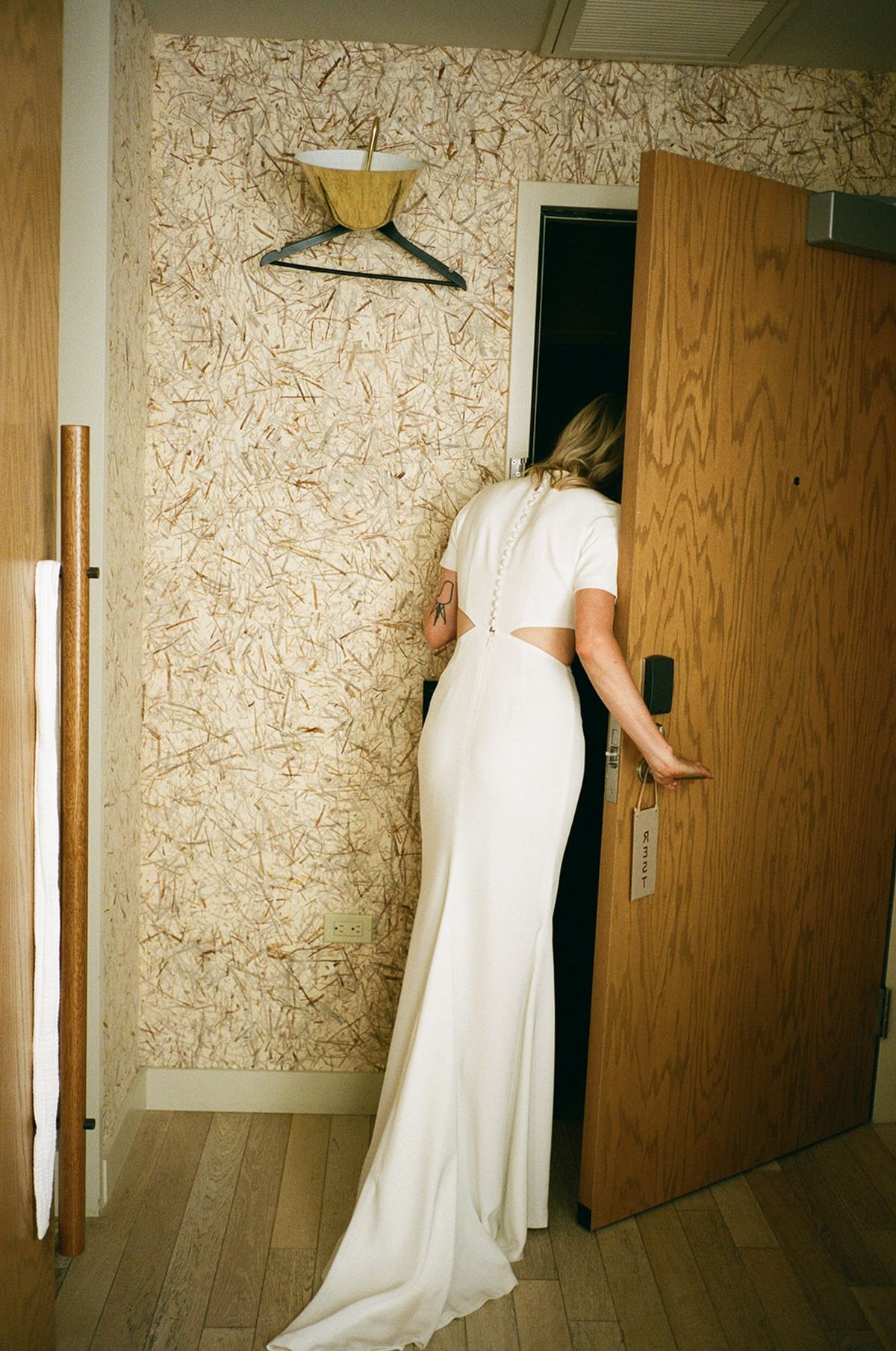 bride getting ready for her wedding at the santa monica proper hotel