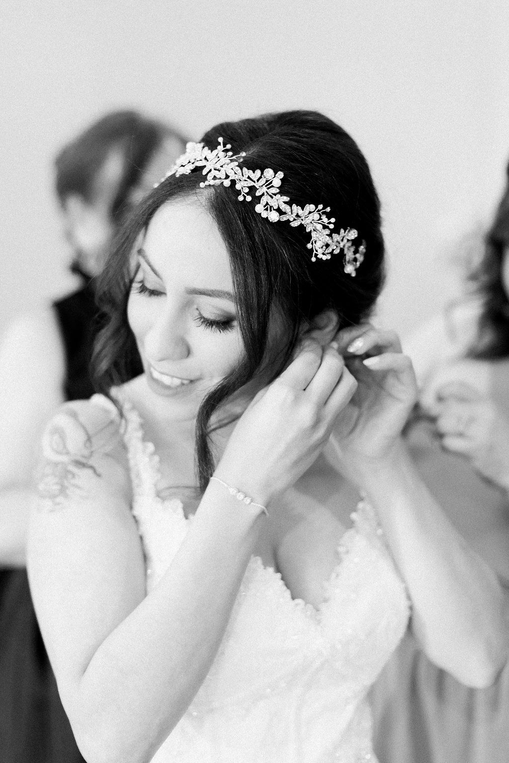 bride gets ready for her wedding ceremony in thousand oaks, california
