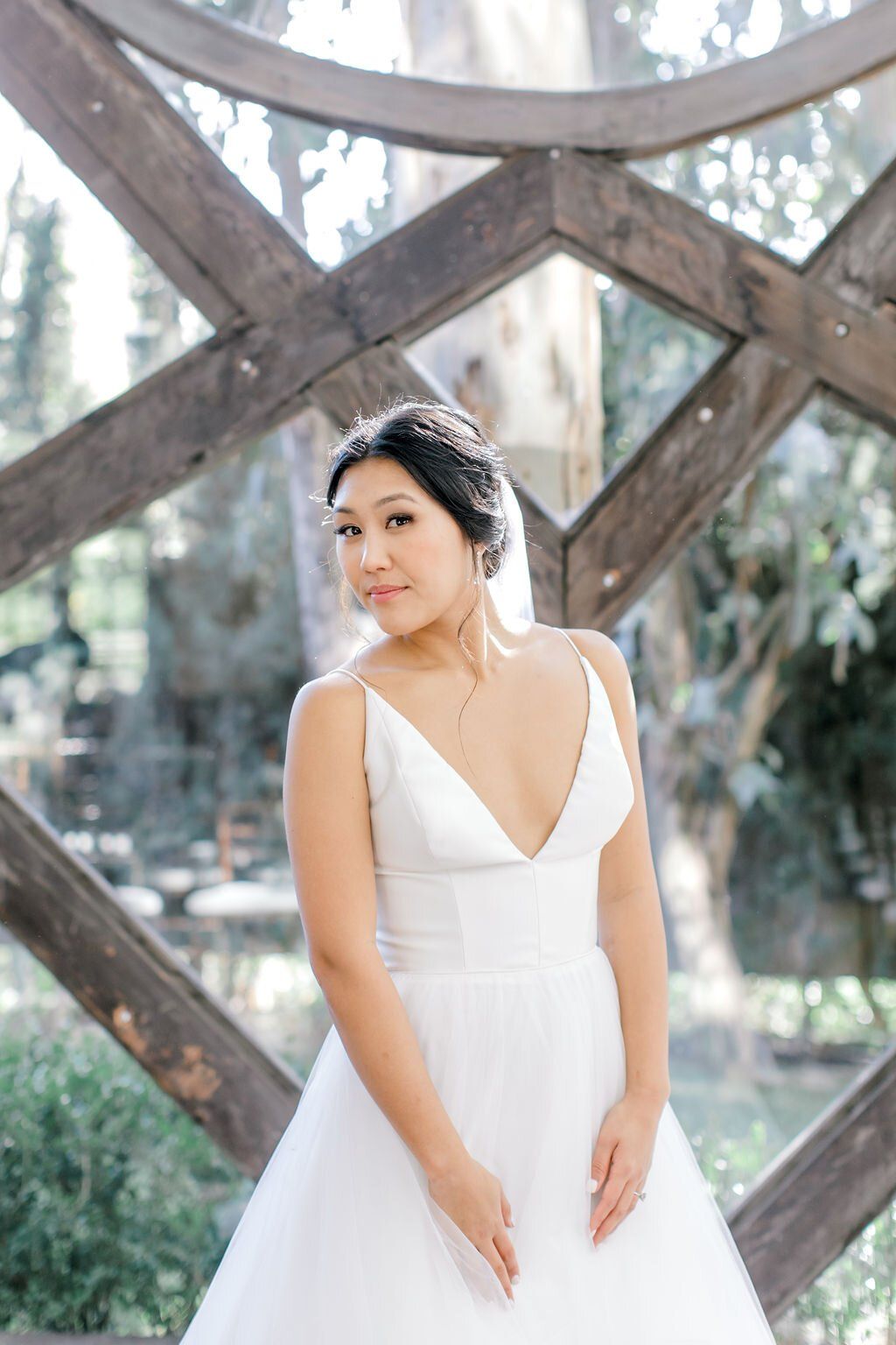 modern yet classic bridal look for this malibu wedding day
