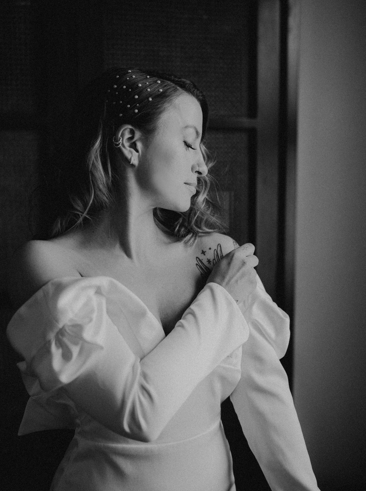 this modern dtla bride incorporated hand placed pearls into her bridal hair