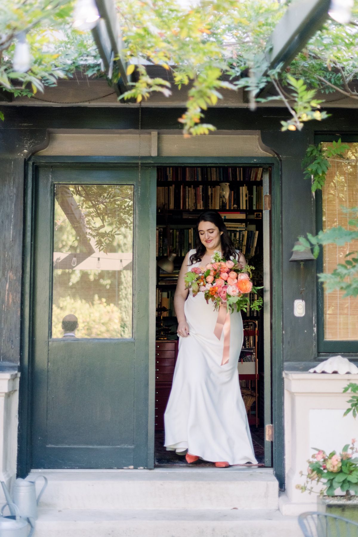 Hancock park, los angeles bride getting ready for her first look