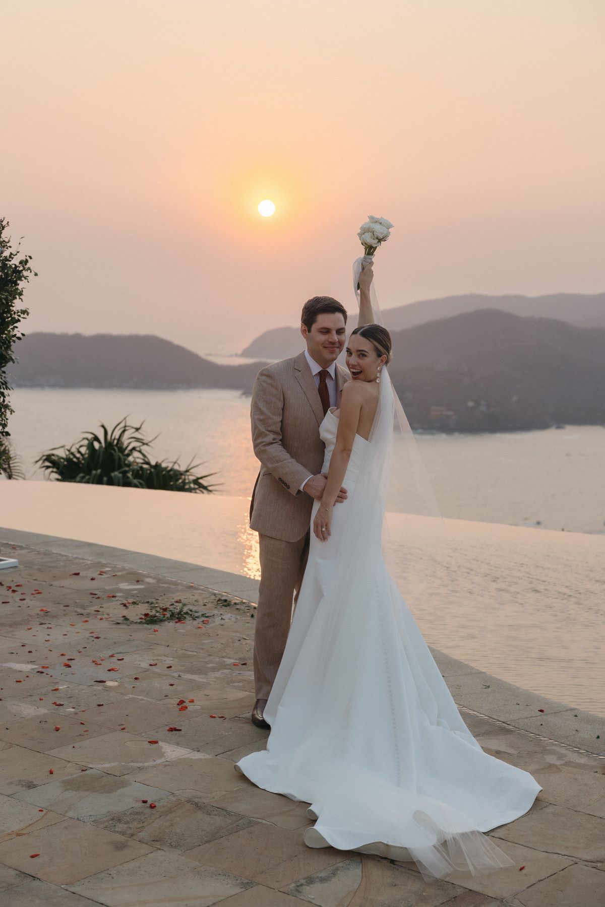 bride and groom plan a destination wedding weekend to get married in Zihuatanejo, mexico